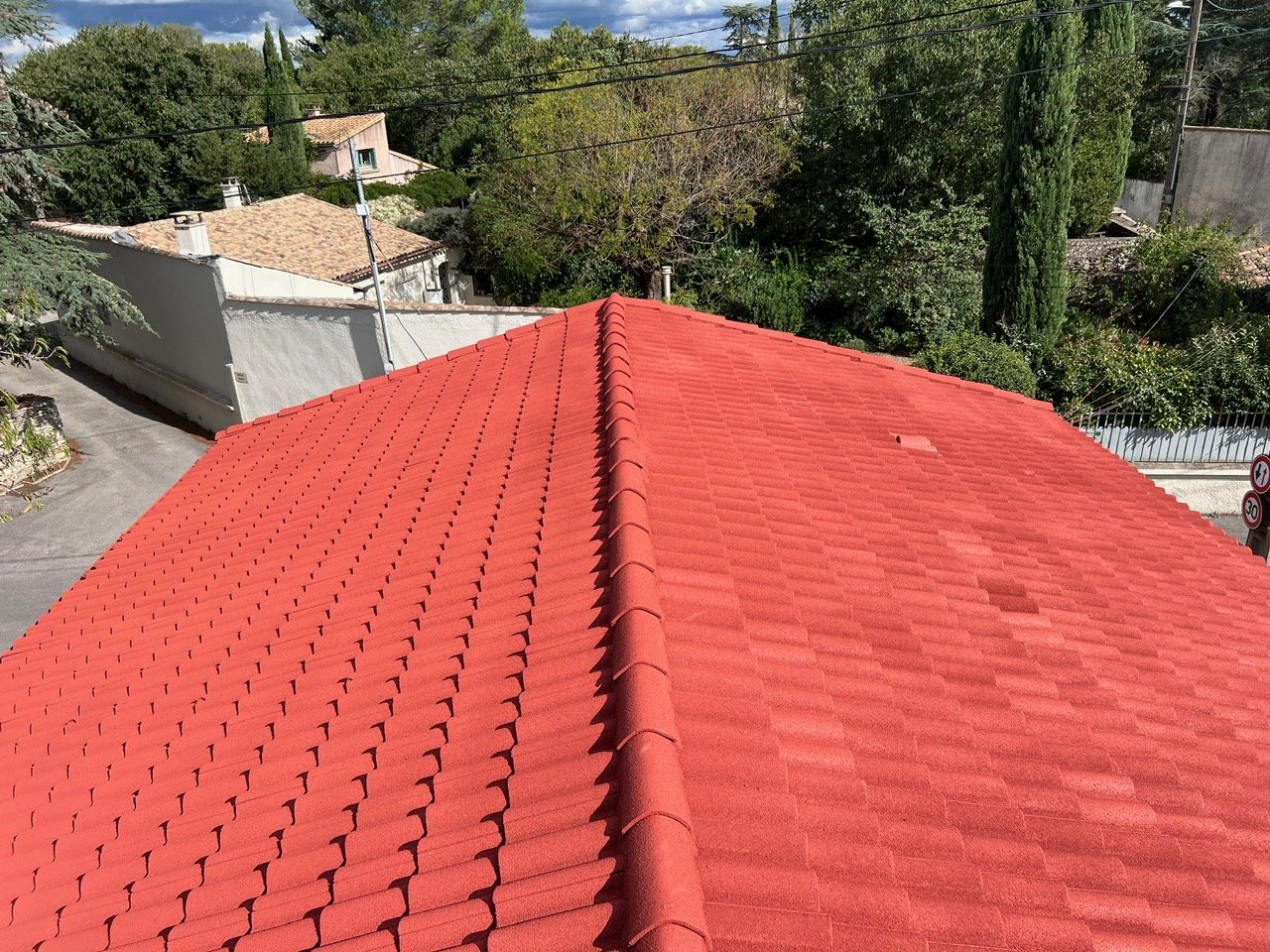 Toiture à Aix-en-Provence après application du liège projeté rouge.